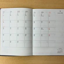 Load image into Gallery viewer, 【SALE価格!30%割引】【メール便送料無料】 DELFONICS デルフォニックス 2024年1月始まり(2023年10月始まり) 手帳 週間レフト式(ホリゾンタル) A5 ベア ロルバーン 可愛い 手帳カバー スケジュール帳 手帳のタイムキーパー :4516085183850