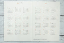 Load image into Gallery viewer, DELFONICS デルフォニックス 2024年 4月 始まり (2024年 3月 始まり) 手帳 月間式(月間ブロック) B6 マンスリーフルーツ フラワー 果物 花 チェック 薄い ポケット付メモ 大人かわいい おしゃれ かわいい 可愛い 手帳カバー 手帳のタイムキーパー :4516278328488