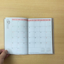 Load image into Gallery viewer, 【SALE価格!30%割引】MARKS マークス 2024年1月始まり(2023年10月始まり) 手帳 週間バーティカル式(バーチカル) B6 リザ キャラクター デザイン おしゃれ 大人かわいい 手帳カバー ダイアリー スケジュール帳 手帳のタイムキーパー :4550045048919