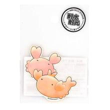 Load image into Gallery viewer, ナンデモイキモノステッカー カニ エビ ヨコミゾユリ かわいい ゆるキャラ 防水 耐光 ピンク オレンジ :4550432241220