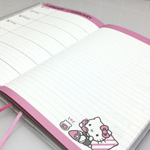 Load image into Gallery viewer, SANRIO サンリオ 2026 2025年 10月始まり 手帳 週間レフト式(ホリゾンタル) B6 ケイダイアリ- ハローキィティ リトルツインスターズ マイメロディ スヌーピー 横罫 キャラクター 大人かわいい ダイアリー スケジュール帳 手帳のタイムキーパー :4901610450734