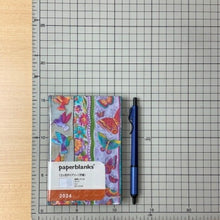 Load image into Gallery viewer, 【SALE価格!30%割引】PAPERBLANKS ペーパーブランクス 2024年1月始まり 手帳 週間レフト式(ホリゾンタル) A6 2024年 ダイアリー ミニ ハードカバー インテリア 本棚 大人かわいい おしゃれ かわいい スケジュール帳 手帳のタイムキーパー :4571263436425