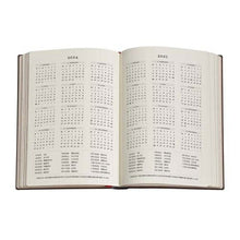 Load image into Gallery viewer, 【SALE価格!30%割引】【メール便送料無料】PAPERBLANKS ペーパーブランクス 2024年1月始まり 手帳 週間レフト式(ホリゾンタル) B6 ミディ ハードカバー インテリア 本棚 大人かわいい おしゃれ かわいい ー スケジュール帳 手帳のタイムキーパー :4571263436401