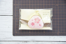 Load image into Gallery viewer, ORIENTALBERRY オリエンタルベリー バック・小物 ・ ゴムバンド付まめがま 桜 財布 小銭入れ 御朱印 初穂料 御朱印代 手帳バンド スケジュール帳 手帳のタイムキーパー :4573356276390