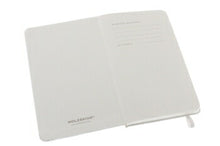 Load image into Gallery viewer, 【15%OFF・期間限定】 MOLESKINE モレスキン(モールスキン) ノート A6 ルールドノートブック(横罫) / ポケット ホワイト 連絡帳 自由帳 方眼 横罫 a5 b5 b6 かわいい ノート スケジュール帳 手帳のタイムキーパー :4580295865011