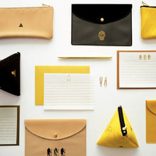 Load image into Gallery viewer, EL COMMUN エルコミューン バック・小物 ・ EGYPTIAN FLAT PEN CASE エジプシャン フラットペンケース MEDJED ペンケース 筆箱 シンプル おしゃれ 大容量 クリア スケジュール帳 手帳のタイムキーパー :4582529498859