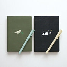 Load image into Gallery viewer, 【予約★3月上旬発送】 EL COMMUN エルコミューン 2026 4月始まり 手帳 週間レフト式(ホリゾンタル) B6 B6ウィークリー レフト Point ワンポイント Schatz シャッツ マトカ MATOKA キャラクター デザイン おしゃれ 大人かわいい 手帳カバー :9784471731700