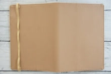 Load image into Gallery viewer, 手帳 スケジュール帳 KUTSUWA クツワ 2024年 1月始まり 2023年 12月始まり 2週間式(ホリゾンタル) B6 カラーインデックス手帳 合皮 くすみベージュ ベルト バンド スヌーピー グッズ ノート 家計簿 :9784781507255