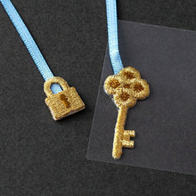 Load image into Gallery viewer, DESINPHIL・MIDORI デザインフィル・ミドリ 手帳小物 ・ しおりシール2463 刺繍 鍵柄 しおり ブックマーク かわいい アイディア おもしろ スケジュール帳 手帳のタイムキーパー :4902805824637