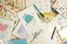 Load image into Gallery viewer, 【5%OFF・期間限定】 DELFINO デルフィーノ 2020年4月始まり(2020年2月始まり) 手帳 月間式(月間ブロック) B6 P 20sB6M手帳 スヌーピー CK/フキダシ 70th ノート風 アイスクリーム シャボン 小物 大人かわいい おしゃれ 可愛い キャラク :4946346134466