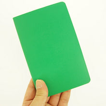 Load image into Gallery viewer, 【訳アリ廃版商品、一部日焼け跡あり。】 MOLESKINE モレスキン(モールスキン) ノート A6 ヴォラン プレーンノートブック 無地 2冊セット ポケット グリーン a6 :9784863732377