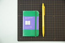 Load image into Gallery viewer, 【10%OFF・期間限定】 MOLESKINE モレスキン(モールスキン) ノート モレスキンXS約゙105mm×約65mm XSノートブック プレーン/エメラルドグリーン 無地 連絡帳 自由帳 方眼 横罫 a5 b5 b6 かわいい ノート ノート スケジュール帳 手帳のタイ :9784863732445