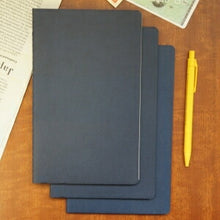 Load image into Gallery viewer, 【10%OFF・期間限定】 MOLESKINE モレスキン(モールスキン) ノート A5 Cahier L ルールドノート 横罫 3冊セット ラージ 濃紺 連絡帳 自由帳 方眼 横罫 a5 b5 b6 かわいい ノート スケジュール帳 手帳のタイムキーパー :9784903964898