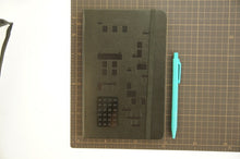 Load image into Gallery viewer, MOLESKINE モレスキン(モールスキン) ノート ラージ 限定版 LEGOノートブック ルールド(横罫)/ ラージ BLACK BRICK スケジュール帳 手帳のタイムキーパー :9788866130086