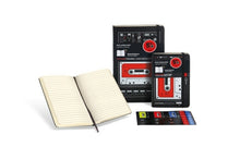 Load image into Gallery viewer, 15%OFF訳アリ廃版商品、日焼け跡ありMOLESKINE モレスキン(モールスキン) ノート ・ 限定版 オーディオカセット ノートブック ルールド(横罫)/ ポケット 赤 A6 連絡帳 可愛い 罫線 スケジュール帳 イムキーパー バンド閉じ :9788866134640