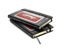 Load image into Gallery viewer, 15%OFF訳アリ廃版商品、日焼け跡ありMOLESKINE モレスキン(モールスキン) ノート ・ 限定版 オーディオカセット ノートブック ルールド(横罫)/ ポケット 赤 A6 連絡帳 可愛い 罫線 スケジュール帳 イムキーパー バンド閉じ :9788866134640
