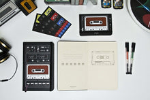 Load image into Gallery viewer, 15%OFF訳アリ廃版商品、日焼け跡ありMOLESKINE モレスキン(モールスキン) ノート ・ 限定版 オーディオカセット ノートブック ルールド(横罫)/ ポケット 赤 A6 連絡帳 可愛い 罫線 スケジュール帳 イムキーパー バンド閉じ :9788866134640