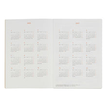 Load image into Gallery viewer, DELFONICS ﾃﾞﾙﾌｫﾆｯｸｽ 2026 2025年 10月始まり 手帳 週間ﾚﾌﾄ式(ﾎﾘｿﾞﾝﾀﾙ) B6 ﾀﾞｲｱﾘｰ ﾘﾈﾝ ﾘﾌｨﾙ 布張り ｼﾝﾌﾟﾙ ｵｯｸｽ生地 おしゃれ 大人かわいい ﾛﾙﾊﾞｰﾝ  ｽｹｼﾞｭｰﾙ帳 手帳のﾀｲﾑｷｰﾊﾟｰ :4516085141836
