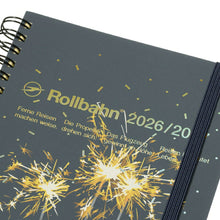 Load image into Gallery viewer, 【セット購入で送料無料】 DELFONICS ﾃﾞﾙﾌｫﾆｯｸｽ 2026 3月始まり (2026年4月始まり) 手帳 月間式(ﾌﾞﾛｯｸ) B6 L ﾛﾙﾊﾞｰﾝ ﾀﾞｲｱﾘｰ ﾔﾐｰ Moji ﾚﾍﾞﾙｱｯﾌﾟ YasuyukiTAKAKI 大人かわいい ﾘﾝｸﾞ  ｽｹｼﾞｭｰﾙ帳 :4516085163562
