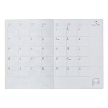Load image into Gallery viewer, 【50％OFF以下】 DELFONICS ﾃﾞﾙﾌｫﾆｯｸｽ 2022年1月始まり(2021年10月始まり) 手帳 週間ﾊﾞｰﾃｨｶﾙ式(ﾊﾞｰﾁｶﾙ) B6 ﾘﾝﾊﾞｰ ﾛﾙﾊﾞｰﾝ a6 限定 大人かわいい おしゃれ 可愛い ｻｲｽﾞ ｽｹｼﾞｭｰﾙ帳 手帳のﾀｲﾑｷｰﾊﾟｰ :4516085226687
