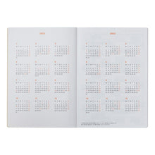 Load image into Gallery viewer, 【50％OFF以下】 DELFONICS ﾃﾞﾙﾌｫﾆｯｸｽ 2022年1月始まり(2021年10月始まり) 手帳 週間ﾊﾞｰﾃｨｶﾙ式(ﾊﾞｰﾁｶﾙ) B6 ﾘﾝﾊﾞｰ ﾛﾙﾊﾞｰﾝ a6 限定 大人かわいい おしゃれ 可愛い ｻｲｽﾞ ｽｹｼﾞｭｰﾙ帳 手帳のﾀｲﾑｷｰﾊﾟｰ :4516085226687
