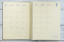 Load image into Gallery viewer, 手帳 ｽｹｼﾞｭｰﾙ帳 DELFONICS ﾃﾞﾙﾌｫﾆｯｸｽ 2023年 4月始まり 2023 3月始まり 月間ﾌﾞﾛｯｸ式 A5 ﾛﾙﾊﾞｰﾝ ﾀﾞｲｱﾘｰ ｸﾘｱ ﾒﾀﾘｯｸ おしゃれ かわいい 手帳ｶﾊﾞｰ ｻｲｽﾞ ﾘﾝｸﾞ :4516085200618
