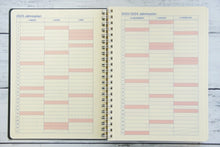 Load image into Gallery viewer, 手帳 ｽｹｼﾞｭｰﾙ帳 DELFONICS ﾃﾞﾙﾌｫﾆｯｸｽ 2023年 4月始まり 2023 3月始まり 月間ﾌﾞﾛｯｸ式 A5 ﾛﾙﾊﾞｰﾝ ﾀﾞｲｱﾘｰ ｸﾘｱ ﾒﾀﾘｯｸ おしゃれ かわいい 手帳ｶﾊﾞｰ ｻｲｽﾞ ﾘﾝｸﾞ :4516085200618
