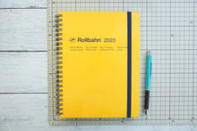 Load image into Gallery viewer, ロルバーン2024 DELFONICS ﾃﾞﾙﾌｫﾆｯｸｽ 2024年1月始まり(2023年10月始まり) 手帳 A5 ﾛﾙﾊﾞｰﾝﾀﾞｲｱﾘｰ ﾛｸﾞﾁｬｰﾄ 無地 ﾘﾝｸﾞ ﾍﾞﾙﾄ ﾊﾞﾝﾄﾞ ﾛﾙﾊﾞｰﾝﾎﾟｹｯﾄ付ﾒﾓ おしゃれ かわいい 手帳ｶﾊﾞｰ ｻｲｽﾞ  ｽｹｼﾞｭｰﾙ帳 手帳 :4516085311468

