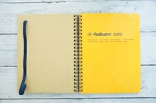 Load image into Gallery viewer, ロルバーン2024 DELFONICS ﾃﾞﾙﾌｫﾆｯｸｽ 2024年1月始まり(2023年10月始まり) 手帳 A5 ﾛﾙﾊﾞｰﾝﾀﾞｲｱﾘｰ ﾛｸﾞﾁｬｰﾄ 無地 ﾘﾝｸﾞ ﾍﾞﾙﾄ ﾊﾞﾝﾄﾞ ﾛﾙﾊﾞｰﾝﾎﾟｹｯﾄ付ﾒﾓ おしゃれ かわいい 手帳ｶﾊﾞｰ ｻｲｽﾞ  ｽｹｼﾞｭｰﾙ帳 手帳 :4516085311468
