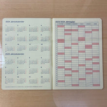 Load image into Gallery viewer, ロルバーン2024 DELFONICS ﾃﾞﾙﾌｫﾆｯｸｽ 2024年1月始まり(2023年10月始まり) 手帳 月間式(月間ﾌﾞﾛｯｸ) B6 ﾉｰﾄﾀﾞｲｱﾘｰ ﾊﾟｼﾞｬﾏ おしゃれ 大人かわいい 可愛い 手帳ｶﾊﾞｰ 修正ﾃｰﾌﾟ ｻｲｽﾞ  ｽｹｼﾞｭｰﾙ帳 手帳のﾀｲﾑｷｰﾊﾟｰ :4516085284038
