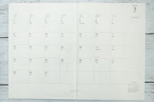 Load image into Gallery viewer, DELFONICS ﾃﾞﾙﾌｫﾆｯｸｽ 2024年 4月 始まり (2024年 3月 始まり) 手帳 月間式(月間ﾌﾞﾛｯｸ) B6 ﾏﾝｽﾘｰﾌﾙｰﾂ ﾌﾗﾜｰ 果物 花 ﾁｪｯｸ 薄い ﾎﾟｹｯﾄ付ﾒﾓ 大人かわいい おしゃれ かわいい 可愛い 手帳ｶﾊﾞｰ 手帳のﾀｲﾑｷｰﾊﾟｰ :4516278328488
