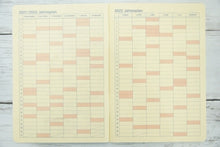 Load image into Gallery viewer, DELFONICS ﾃﾞﾙﾌｫﾆｯｸｽ 2026 2025年 10月始まり 手帳 月間式(ﾌﾞﾛｯｸ) B6 ﾛﾙﾊﾞｰﾝ ﾉｰﾄﾀﾞｲｱﾘｰ 無地 ﾄﾞﾛｯﾌﾟ 薄い 軽い ﾎﾁｷｽ綴じ ｼﾝﾌﾟﾙ 大人かわいい おしゃれ  ｽｹｼﾞｭｰﾙ帳 手帳のﾀｲﾑｷｰﾊﾟ :4516085301391
