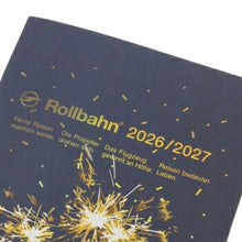 Load image into Gallery viewer, 【セット購入で送料無料】 DELFONICS ﾃﾞﾙﾌｫﾆｯｸｽ 2026 3月始まり (2026年4月始まり) 手帳 月間式(ﾌﾞﾛｯｸ) A5 ﾛﾙﾊﾞｰﾝ ﾉｰﾄﾀﾞｲｱﾘｰ ﾔﾐｰ Moji ﾚﾍﾞﾙｱｯﾌﾟ YasuyukiTAKAKI 薄い 軽い ｽｹｼﾞｭｰﾙ帳 ｼﾝﾌﾟﾙ :4516085252006

