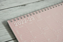 Load image into Gallery viewer, 【50%OFF・期間限定】 MARKS ﾏｰｸｽ 2022年4月始まり ｶﾚﾝﾀﾞｰ B6 ﾉｰﾄﾌﾞｯｸｶﾚﾝﾀﾞｰ S ﾎﾟｰﾙｱﾝﾄﾞｼﾞｮｰ 大人かわいい おしゃれ 可愛い ｷｬﾗｸﾀｰ ｻｲｽﾞ ｽｹｼﾞｭｰﾙ帳 手帳のﾀｲﾑｷｰﾊﾟｰ :4550045050400
