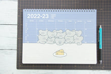 Load image into Gallery viewer, 【50%OFF・期間限定】 MARKS ﾏｰｸｽ 2022年4月始まり ｶﾚﾝﾀﾞｰ B5 ﾉｰﾄﾌﾞｯｸ ｶﾚﾝﾀﾞｰM 松本ｾｲｼﾞ ﾚｵ･ﾚｵﾆ ﾎﾟｰﾙｱﾝﾄﾞｼﾞｮｰ 大人かわいい おしゃれ 可愛い ｷｬﾗｸﾀｰ ｻｲｽﾞ ｽｹｼﾞｭｰﾙ帳 手帳のﾀｲﾑｷｰﾊﾟｰ :4550045050356
