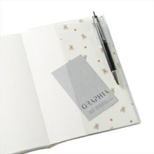 Load image into Gallery viewer, MARKS ﾏｰｸｽ 2026 3月始まり (2026年4月始まり) 手帳 月間式(ﾌﾞﾛｯｸ) B6 ﾎｰﾙ･ﾊｰﾄ ﾃﾃﾞｨﾍﾞｱ ﾎﾟｹﾌｧｽ ﾊｰﾄ ｲﾇ ﾈｺ ﾊﾟﾝﾀﾞ 大人かわいい おしゃれ かわいい  ｽｹｼﾞｭｰﾙ帳 手帳のﾀｲﾑｷｰﾊﾟｰ :4582354954476

