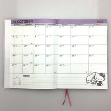 Load image into Gallery viewer, SANRIO ｻﾝﾘｵ 2026 2025年 10月始まり 手帳 週間ﾚﾌﾄ式(ﾎﾘｿﾞﾝﾀﾙ) B6 ｹｲﾀﾞｲｱﾘ- ﾊﾛｰｷｨﾃｨ ﾘﾄﾙﾂｲﾝｽﾀｰｽﾞ ﾏｲﾒﾛﾃﾞｨ ｽﾇｰﾋﾟｰ 横罫 ｷｬﾗｸﾀｰ 大人かわいい ﾀﾞｲｱﾘｰ  ｽｹｼﾞｭｰﾙ帳 手帳のﾀｲﾑｷｰﾊﾟｰ :4901610450734
