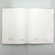 Load image into Gallery viewer, SANRIO ｻﾝﾘｵ 2026 2025年 10月始まり 手帳 週間ﾚﾌﾄ式(ﾎﾘｿﾞﾝﾀﾙ) B6 ｹｲﾀﾞｲｱﾘ- ﾊﾛｰｷｨﾃｨ ﾘﾄﾙﾂｲﾝｽﾀｰｽﾞ ﾏｲﾒﾛﾃﾞｨ ｽﾇｰﾋﾟｰ 横罫 ｷｬﾗｸﾀｰ 大人かわいい ﾀﾞｲｱﾘｰ  ｽｹｼﾞｭｰﾙ帳 手帳のﾀｲﾑｷｰﾊﾟｰ :4901610450734
