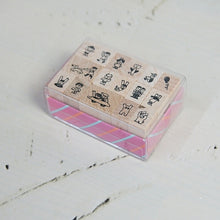 Load image into Gallery viewer, IROHA いろは出版 ｽﾀﾝﾌﾟ ･ AIUEOSTAMP ﾁﾋﾞ AIUEO ｽﾀﾝﾌﾟ台 ｵｰﾀﾞｰ ｷｬﾗｸﾀｰ かわいい 手帳 印鑑 ﾊﾝｺ  ｽｹｼﾞｭｰﾙ帳 手帳のﾀｲﾑｷｰﾊﾟｰ :4560486581319
