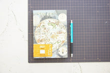 Load image into Gallery viewer, 【廃版商品数量限定】 PAPERBLANKS ﾍﾟｰﾊﾟｰﾌﾞﾗﾝｸｽ 2022年　 週間ﾚﾌﾄ式(ﾎﾘｿﾞﾝﾀﾙ) B6 Flexis ﾐﾃﾞｨ ﾊﾞｰｿ　廃版 数量限定　一部袋が入っていない商品があります。　ｱｰﾄ　芸術　画家　近代ｱｰﾄ　抽象画　素材 :4571491699066
