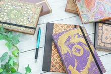 Load image into Gallery viewer, 【廃版商品数量限定】 PAPERBLANKS ﾍﾟｰﾊﾟｰﾌﾞﾗﾝｸｽ 2022年1月　週間ﾚﾌﾄ式(ﾎﾘｿﾞﾝﾀﾙ) B6 ﾐﾃﾞｨ ﾊﾞｰｿ　廃版 数量限定　一部袋が入っていない商品があります。　ｱｰﾄ　芸術　画家　近代ｱｰﾄ　抽象画　素材 :4571491699226
