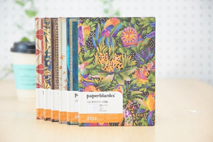 【40％OFF　メール便送料無料ｽｹｼﾞｭｰﾙ帳 PAPERBLANKS ﾍﾟｰﾊﾟｰﾌﾞﾗﾝｸｽ 2023 年 1月始まり 週間ﾚﾌﾄ式(ﾎﾘｿﾞﾝﾀﾙ) B6 ﾐﾃﾞｨ  ﾊﾞｰｿ ｿﾌﾄｶﾊﾞｰ 大人かわいい かわいい 可愛い ｷｬﾗｸﾀｰ 手帳ｶﾊﾞｰ 手帳のﾀｲﾑｷｰﾊﾟｰ :4571491698367