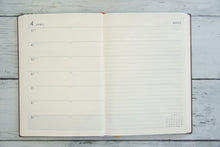 Load image into Gallery viewer, 【40％OFF　メール便送料無料ｽｹｼﾞｭｰﾙ帳 PAPERBLANKS ﾍﾟｰﾊﾟｰﾌﾞﾗﾝｸｽ 2023 年 1月始まり 週間ﾚﾌﾄ式(ﾎﾘｿﾞﾝﾀﾙ) B6 ﾐﾃﾞｨ  ﾊﾞｰｿ ｿﾌﾄｶﾊﾞｰ 大人かわいい かわいい 可愛い ｷｬﾗｸﾀｰ 手帳ｶﾊﾞｰ 手帳のﾀｲﾑｷｰﾊﾟｰ :4571491698367
