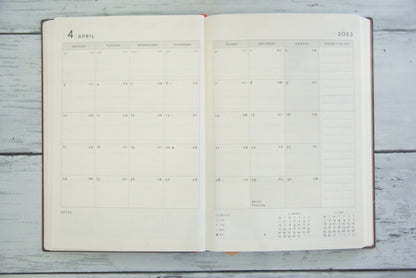 【40％OFF　メール便送料無料ｽｹｼﾞｭｰﾙ帳 PAPERBLANKS ﾍﾟｰﾊﾟｰﾌﾞﾗﾝｸｽ 2023 年 1月始まり 週間ﾚﾌﾄ式(ﾎﾘｿﾞﾝﾀﾙ) B6 ﾐﾃﾞｨ  ﾊﾞｰｿ ｿﾌﾄｶﾊﾞｰ 大人かわいい かわいい 可愛い ｷｬﾗｸﾀｰ 手帳ｶﾊﾞｰ 手帳のﾀｲﾑｷｰﾊﾟｰ :4571491698367