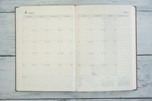 Load image into Gallery viewer, 【40％OFF　メール便送料無料ｽｹｼﾞｭｰﾙ帳 PAPERBLANKS ﾍﾟｰﾊﾟｰﾌﾞﾗﾝｸｽ 2023 年 1月始まり 週間ﾚﾌﾄ式(ﾎﾘｿﾞﾝﾀﾙ) B6 ﾐﾃﾞｨ  ﾊﾞｰｿ ｿﾌﾄｶﾊﾞｰ 大人かわいい かわいい 可愛い ｷｬﾗｸﾀｰ 手帳ｶﾊﾞｰ 手帳のﾀｲﾑｷｰﾊﾟｰ :4571491698367
