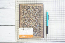 Load image into Gallery viewer, 【40％OFF　メール便送料無料ｽｹｼﾞｭｰﾙ帳 PAPERBLANKS ﾍﾟｰﾊﾟｰﾌﾞﾗﾝｸｽ 2023 年 1月始まり 週間ﾚﾌﾄ式(ﾎﾘｿﾞﾝﾀﾙ) B6 ﾐﾃﾞｨ  ﾊﾞｰｿ ｿﾌﾄｶﾊﾞｰ 大人かわいい かわいい 可愛い ｷｬﾗｸﾀｰ 手帳ｶﾊﾞｰ 手帳のﾀｲﾑｷｰﾊﾟｰ :4571491698367
