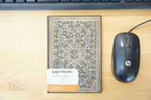 Load image into Gallery viewer, 【40％OFF　メール便送料無料ｽｹｼﾞｭｰﾙ帳 PAPERBLANKS ﾍﾟｰﾊﾟｰﾌﾞﾗﾝｸｽ 2023 年 1月始まり 週間ﾚﾌﾄ式(ﾎﾘｿﾞﾝﾀﾙ) B6 ﾐﾃﾞｨ  ﾊﾞｰｿ ｿﾌﾄｶﾊﾞｰ 大人かわいい かわいい 可愛い ｷｬﾗｸﾀｰ 手帳ｶﾊﾞｰ 手帳のﾀｲﾑｷｰﾊﾟｰ :4571491698367
