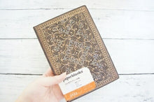 Load image into Gallery viewer, 【40％OFF　メール便送料無料ｽｹｼﾞｭｰﾙ帳 PAPERBLANKS ﾍﾟｰﾊﾟｰﾌﾞﾗﾝｸｽ 2023 年 1月始まり 週間ﾚﾌﾄ式(ﾎﾘｿﾞﾝﾀﾙ) B6 ﾐﾃﾞｨ  ﾊﾞｰｿ ｿﾌﾄｶﾊﾞｰ 大人かわいい かわいい 可愛い ｷｬﾗｸﾀｰ 手帳ｶﾊﾞｰ 手帳のﾀｲﾑｷｰﾊﾟｰ :4571491698367
