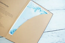 Load image into Gallery viewer, 【40％OFF　メール便送料無料ｽｹｼﾞｭｰﾙ帳 PAPERBLANKS ﾍﾟｰﾊﾟｰﾌﾞﾗﾝｸｽ 2023 年 1月始まり 週間ﾚﾌﾄ式(ﾎﾘｿﾞﾝﾀﾙ) B6 ﾐﾃﾞｨ  ﾊﾞｰｿ ｿﾌﾄｶﾊﾞｰ 大人かわいい かわいい 可愛い ｷｬﾗｸﾀｰ 手帳ｶﾊﾞｰ 手帳のﾀｲﾑｷｰﾊﾟｰ :4571491698367
