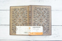 Load image into Gallery viewer, 【40％OFF　メール便送料無料ｽｹｼﾞｭｰﾙ帳 PAPERBLANKS ﾍﾟｰﾊﾟｰﾌﾞﾗﾝｸｽ 2023 年 1月始まり 週間ﾚﾌﾄ式(ﾎﾘｿﾞﾝﾀﾙ) B6 ﾐﾃﾞｨ  ﾊﾞｰｿ ｿﾌﾄｶﾊﾞｰ 大人かわいい かわいい 可愛い ｷｬﾗｸﾀｰ 手帳ｶﾊﾞｰ 手帳のﾀｲﾑｷｰﾊﾟｰ :4571491698367
